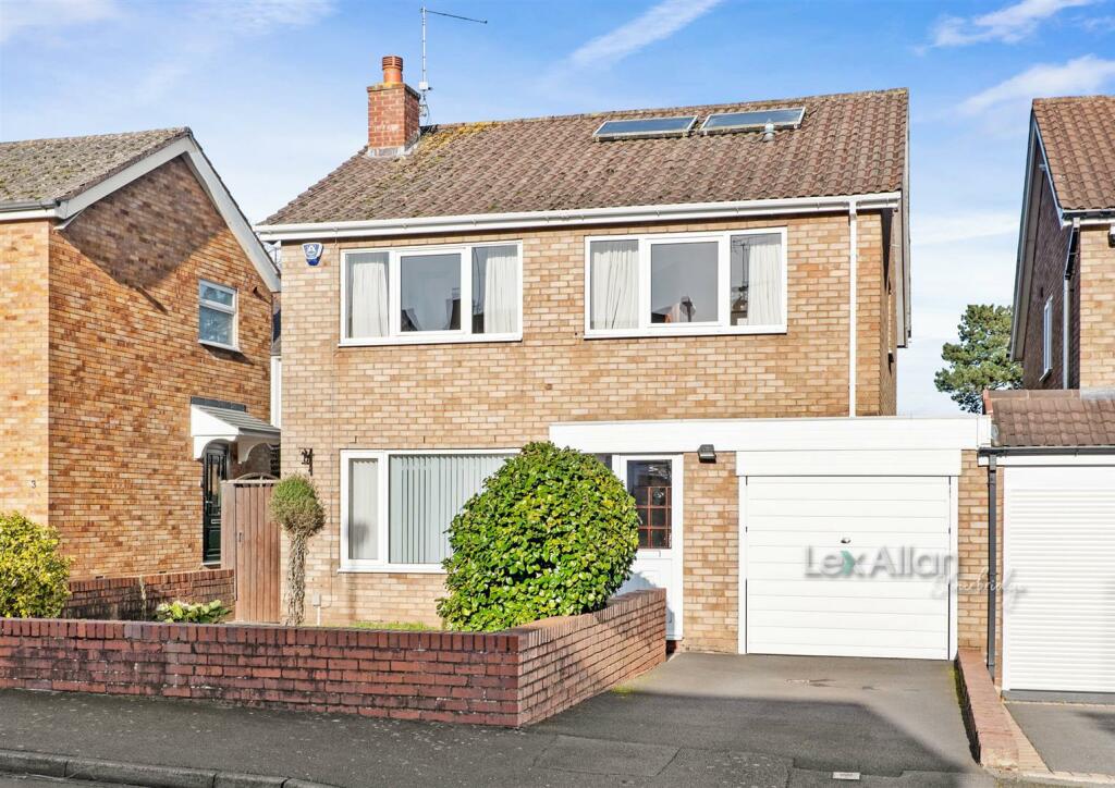 4 bedroom detached house for sale in Tyrol Close, Wollaston