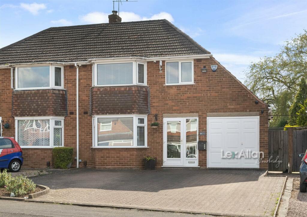 3 bedroom semidetached house for sale in Walker Avenue, Stourbridge, DY9