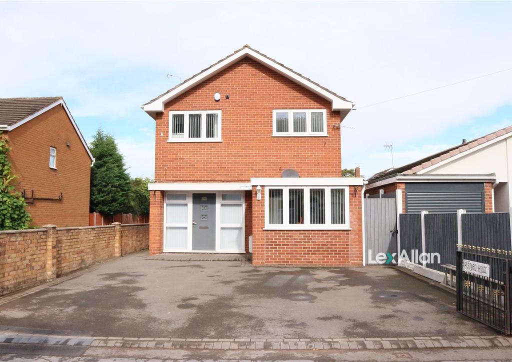 6 bedroom detached house for sale in Broad Street, Kingswinford, DY6