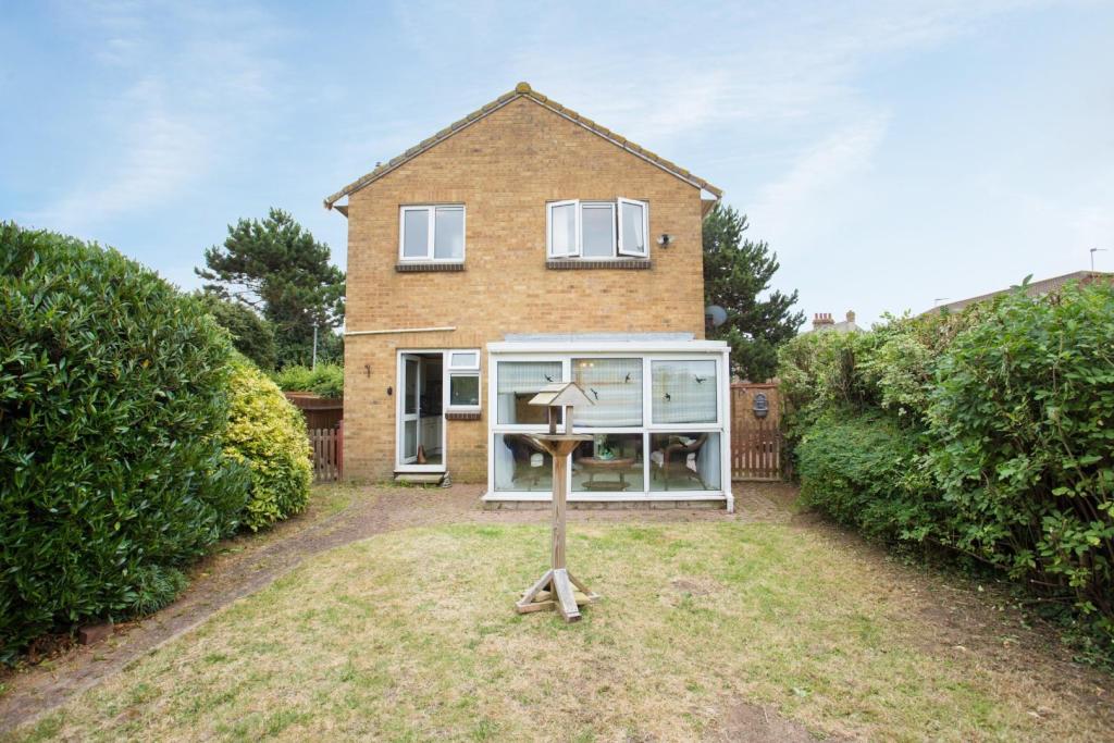 3 bedroom detached house for sale in Crundale Way, Cliftonville