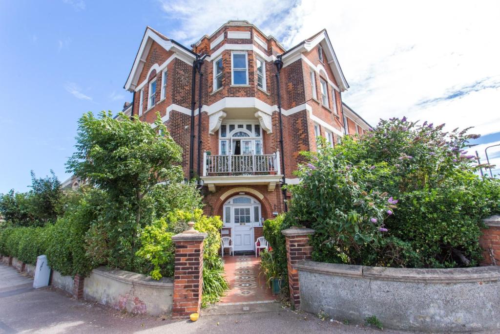 2 bedroom flat for sale in Lynton Court, Eastern Esplanade, Margate, CT9