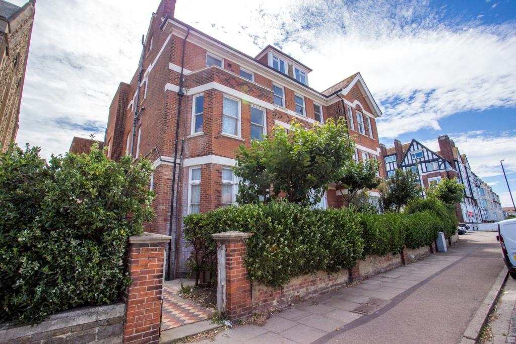 2 bedroom flat for sale in Lynton Court, Eastern Esplanade, Margate, CT9