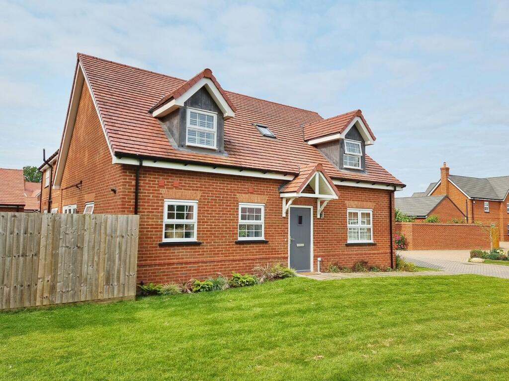 3 bedroom detached house for sale in Whitebeam Close, Silsoe