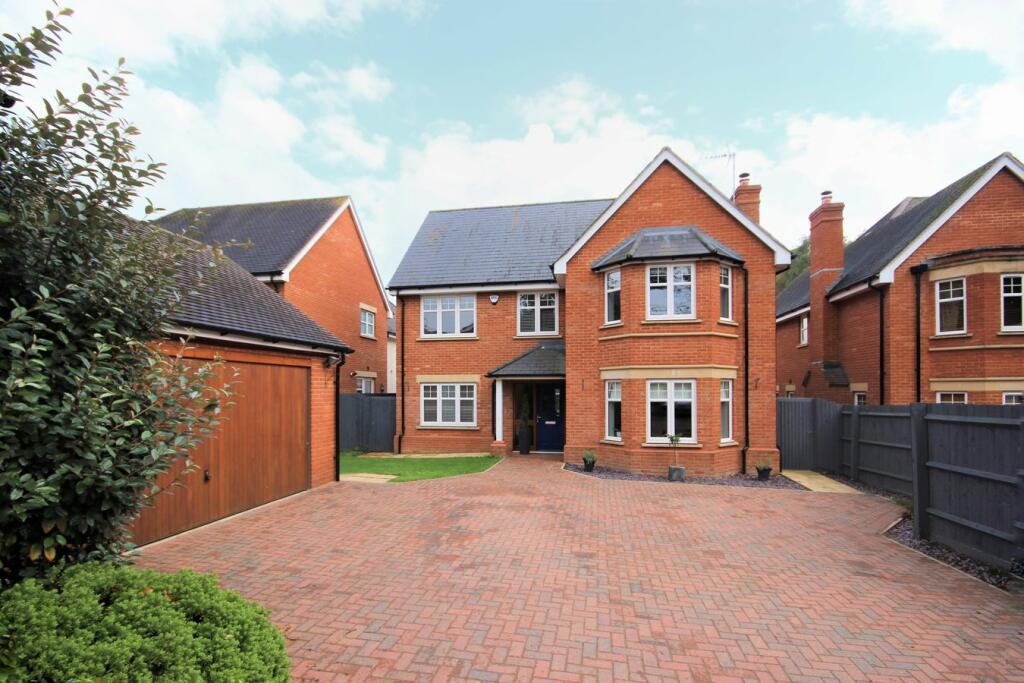 5 bedroom detached house for sale in Flitwick Road, Ampthill, Bedfordshire, MK45