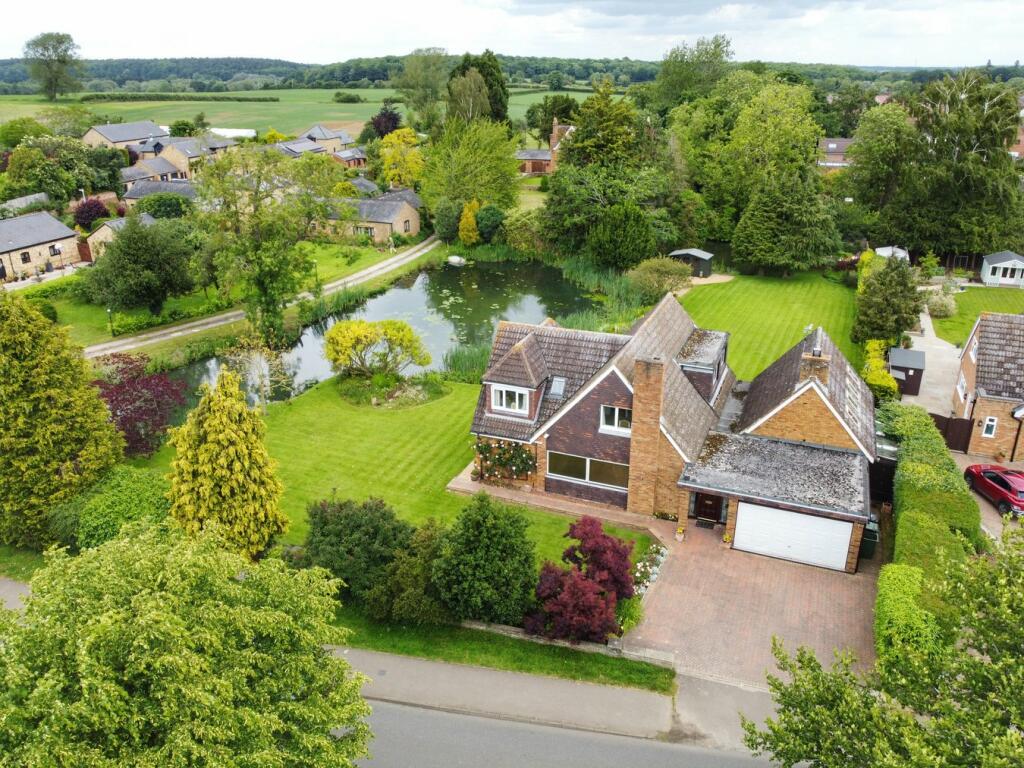 4 bedroom detached house for sale in Ampthill Road, Silsoe