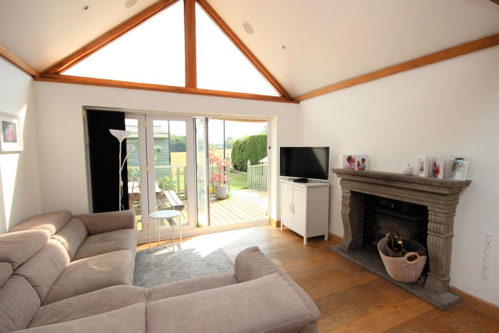 4 bedroom semidetached bungalow for sale in Stanley Road, Streatley