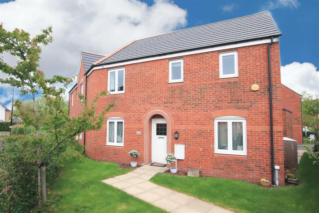 3 bedroom semidetached house for sale in Heathermount, Broadheath