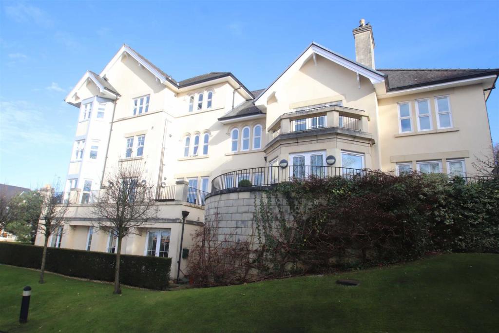 3 bedroom penthouse for sale in Greenwood House, St Hilarys Park, Alderley Edge, SK9