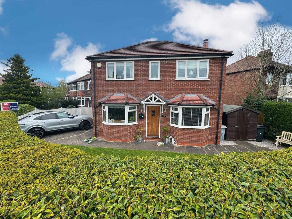 3 bedroom detached house for sale in Poplar Avenue, Wilmslow, SK9