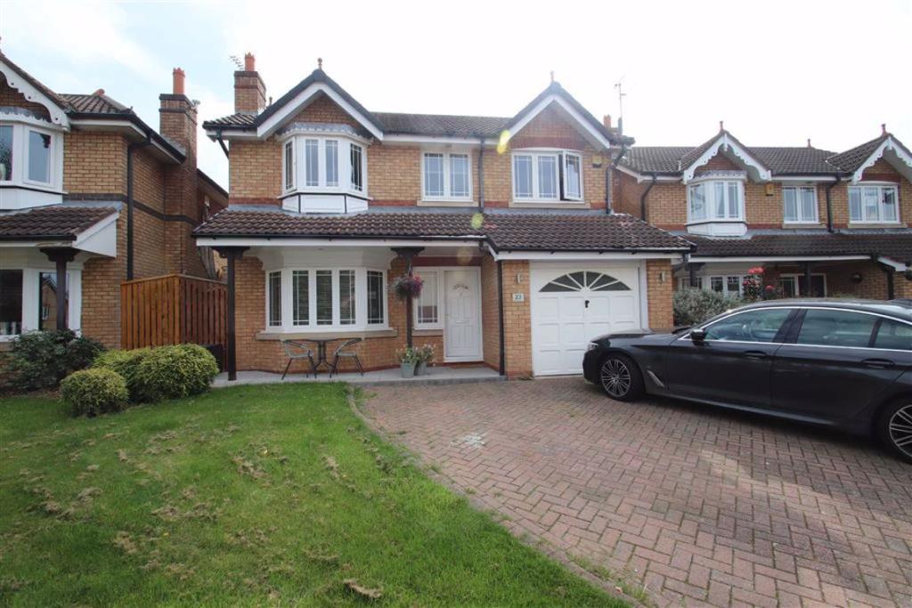 4 bedroom detached house for sale in Sandhurst Drive, The Villas