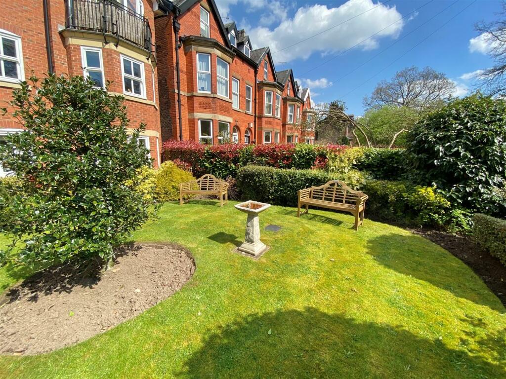 2 bedroom apartment for sale in Victoria Road, Macclesfield, SK10