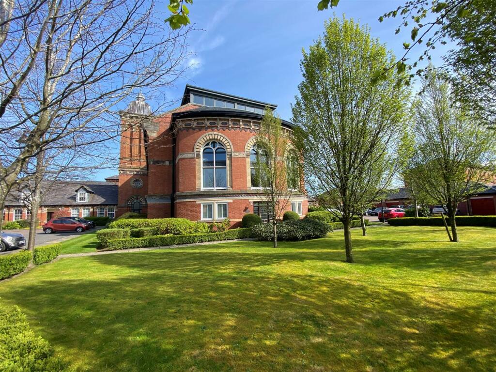 2 bedroom flat for sale in Balmoral House, Pavilion Way, Macclesfield, SK10