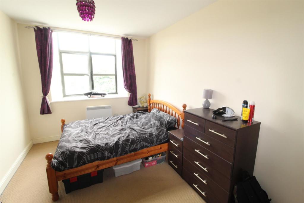 2 bedroom apartment for sale in Glossop Brook Road, Glossop, SK13