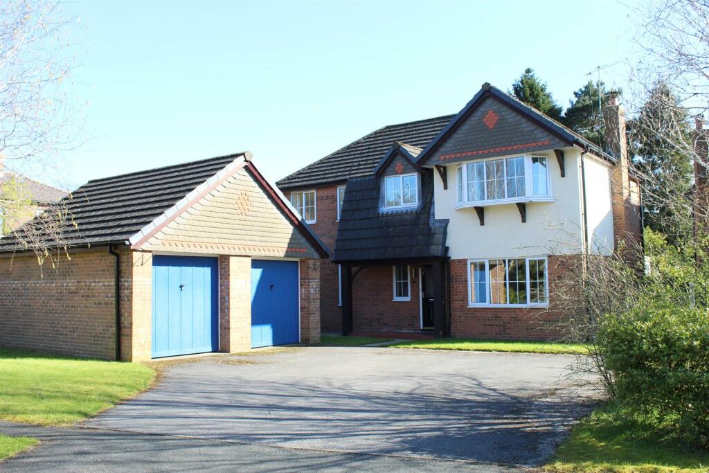 4 bedroom detached house for sale in Sunningdale Drive, Glossop, SK13