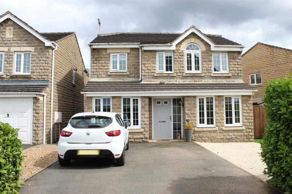 4 bedroom detached house for sale in Hurst Crescent, Glossop, SK13