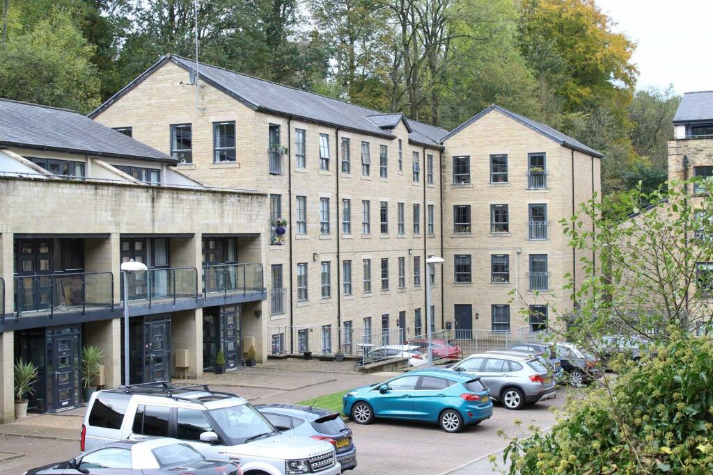 2 bedroom apartment for sale in Kinderlee Way, Chisworth, Glossop, SK13