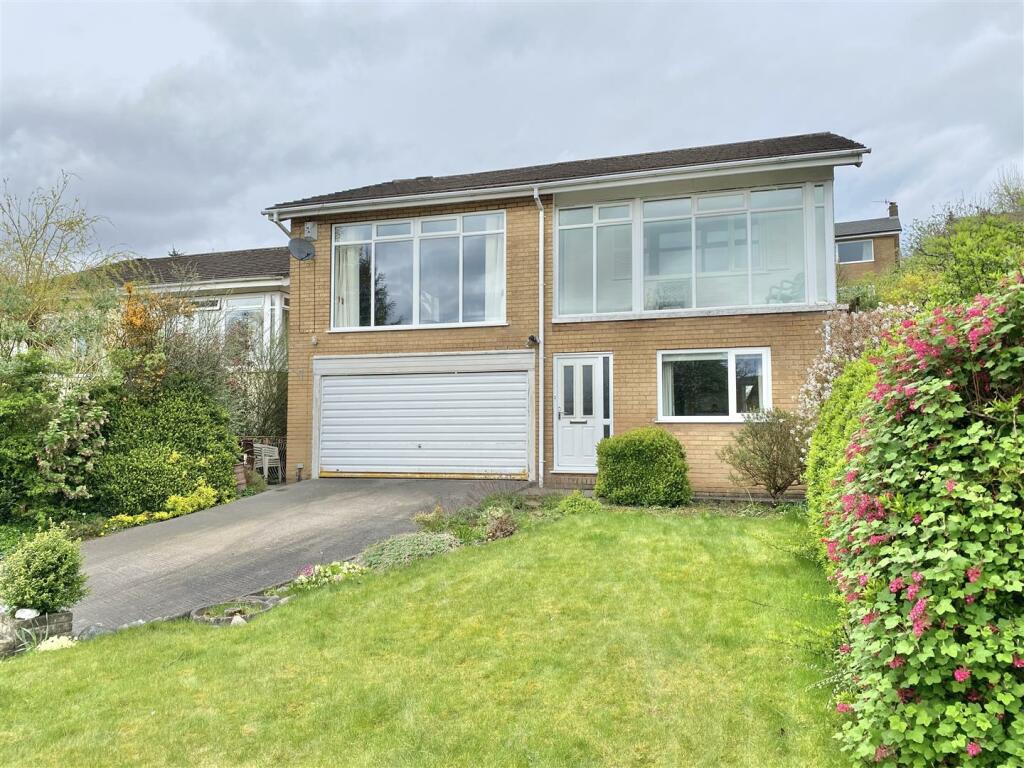 3 bedroom detached house for sale in Ramsden Close, Glossop, SK13