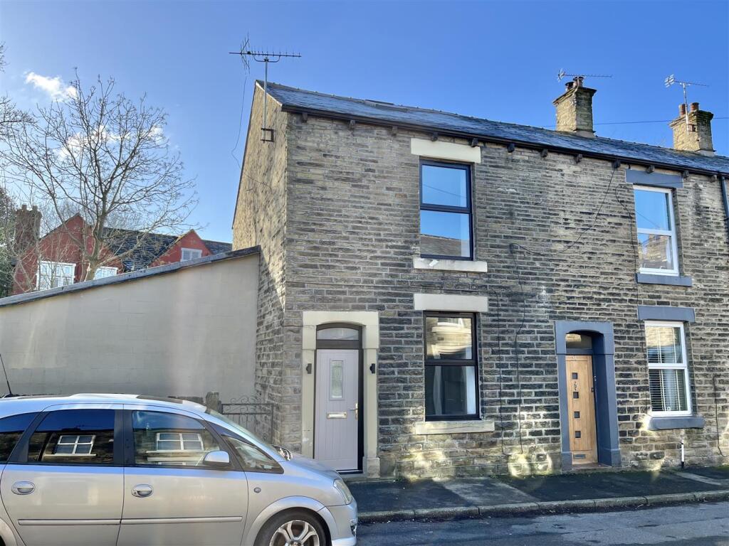 Main image of property: Hollincross Lane, Glossop