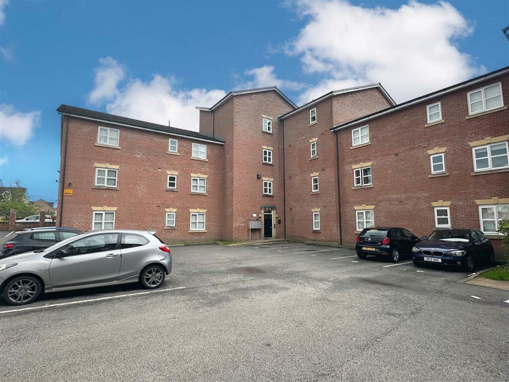 2 bedroom flat for sale in 248 Lawnhurst Avenue, Manchester, M23