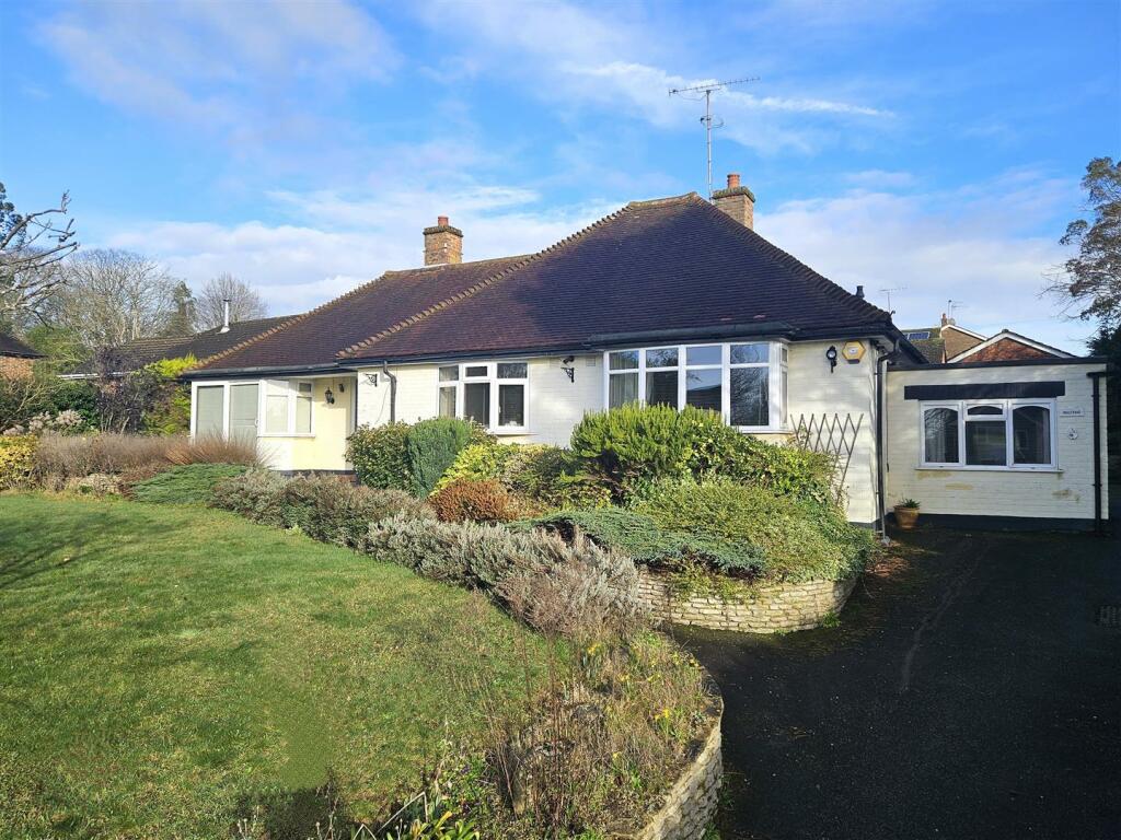 3 bedroom bungalow for sale in Manor Road, Aldershot, GU11