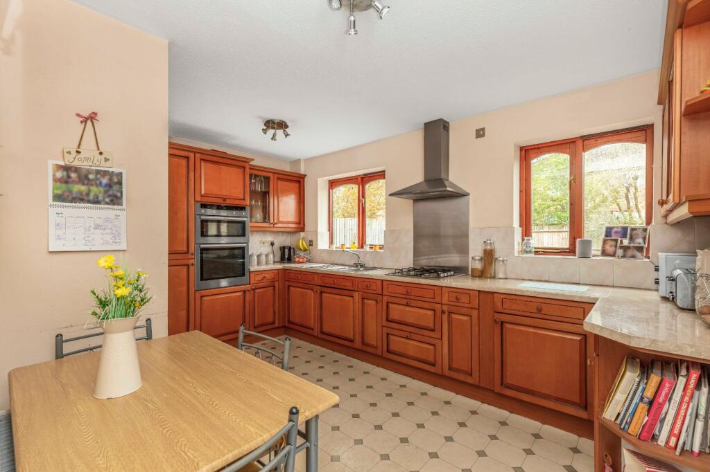 6 bedroom detached house for sale in Coulstock Road, Burgess Hill, West Sussex, RH15