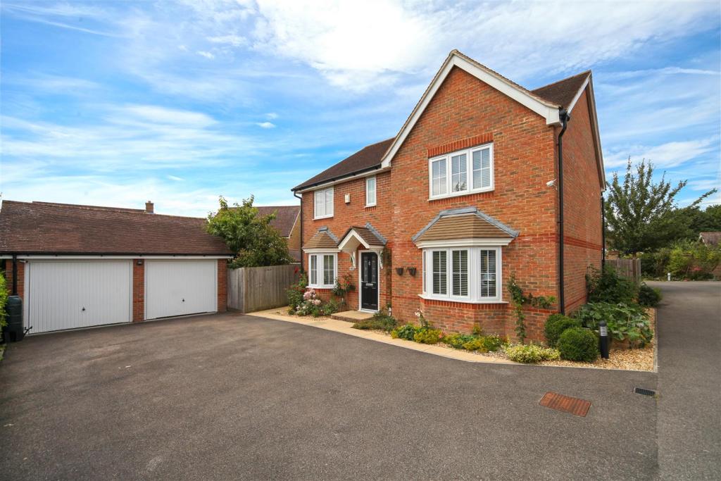 4 bedroom detached house for sale in Oak Tree Drive, Hassocks, BN6