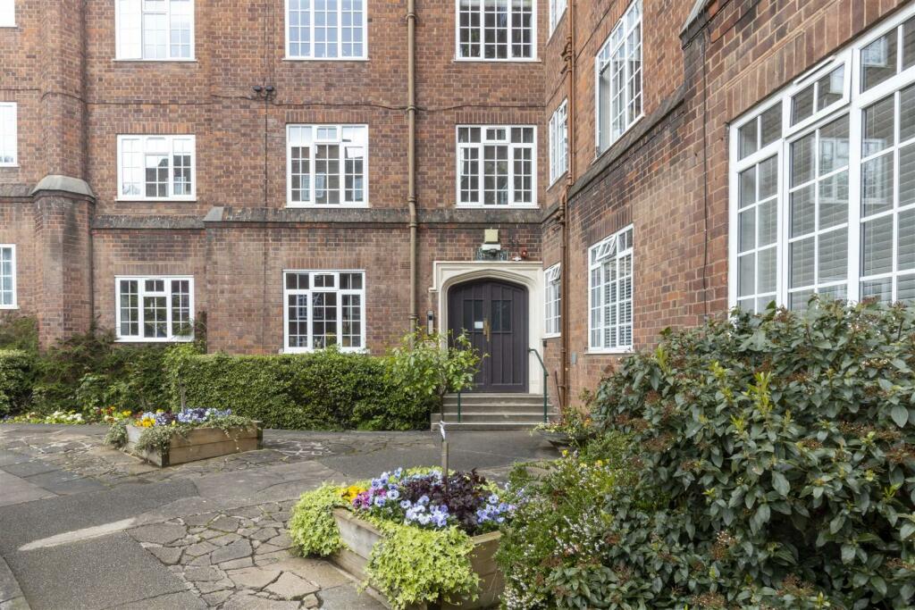 3 bedroom apartment for sale in Stoneygate Court, London Road