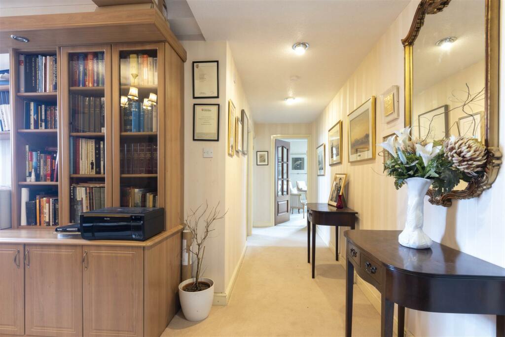 3 bedroom apartment for sale in Stoneygate Court, London Road