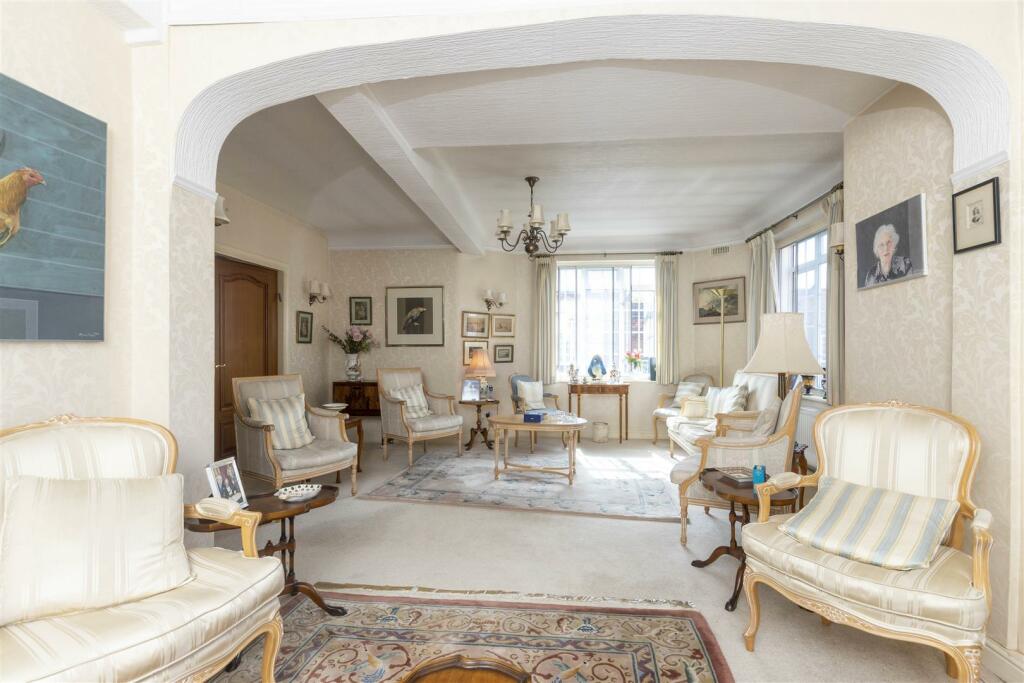 3 bedroom apartment for sale in Stoneygate Court, London Road