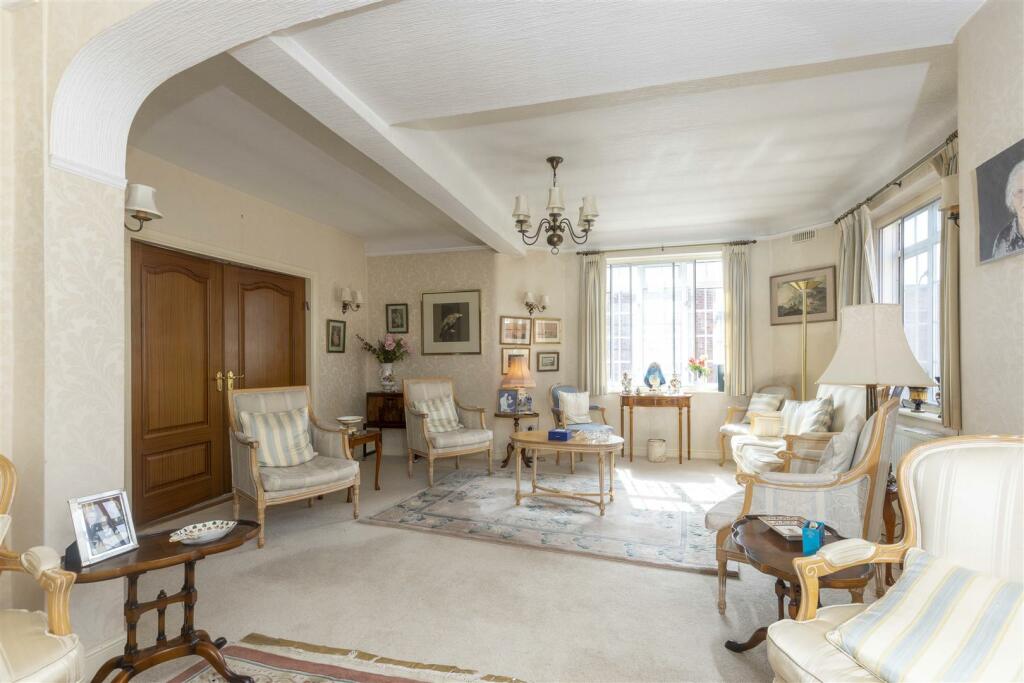 3 bedroom apartment for sale in Stoneygate Court, London Road