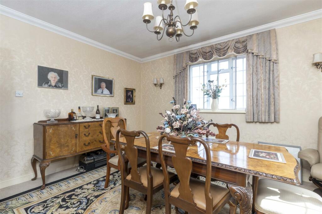 3 bedroom apartment for sale in Stoneygate Court, London Road