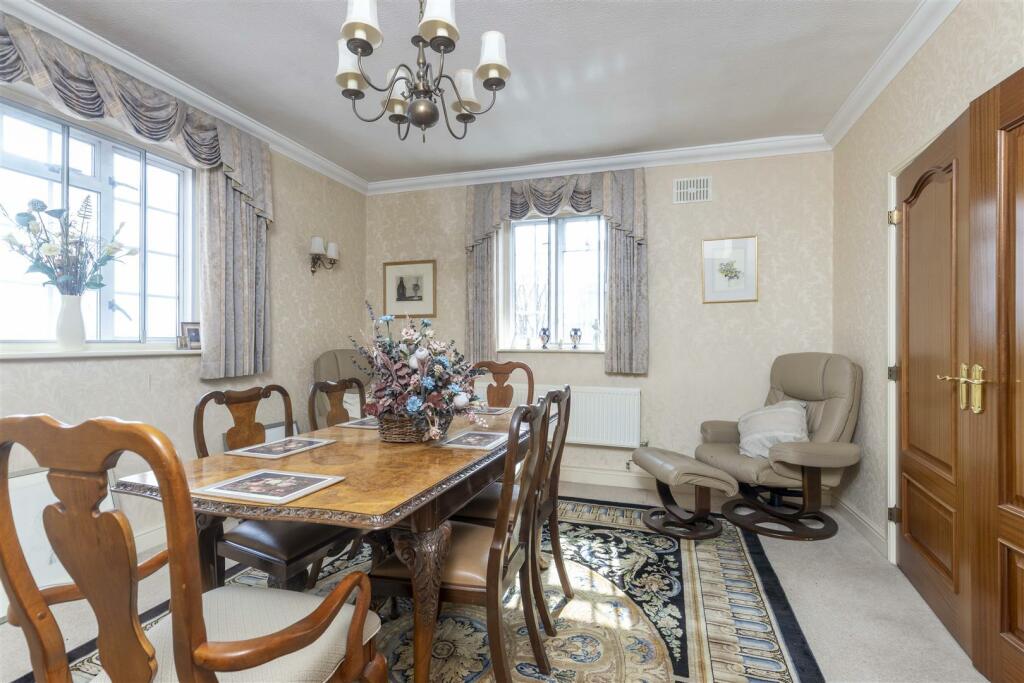 3 bedroom apartment for sale in Stoneygate Court, London Road