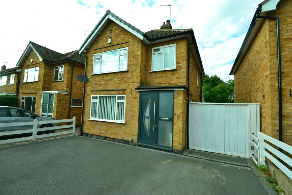 3 bedroom detached house for sale in Woodcroft Avenue, Leicester, LE2