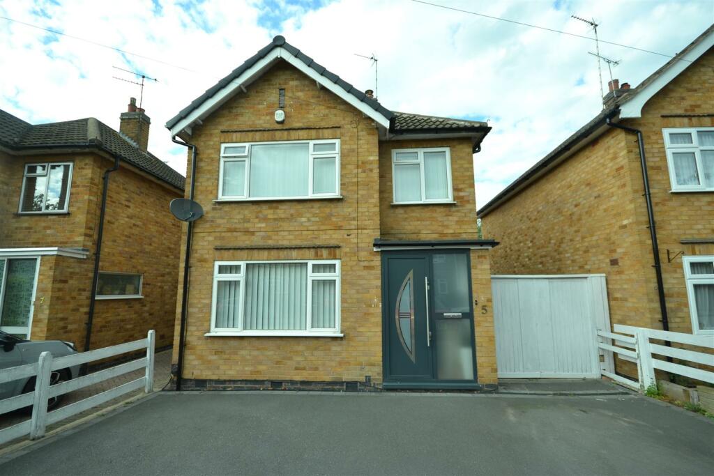 3 bedroom detached house for sale in Woodcroft Avenue, Leicester, LE2