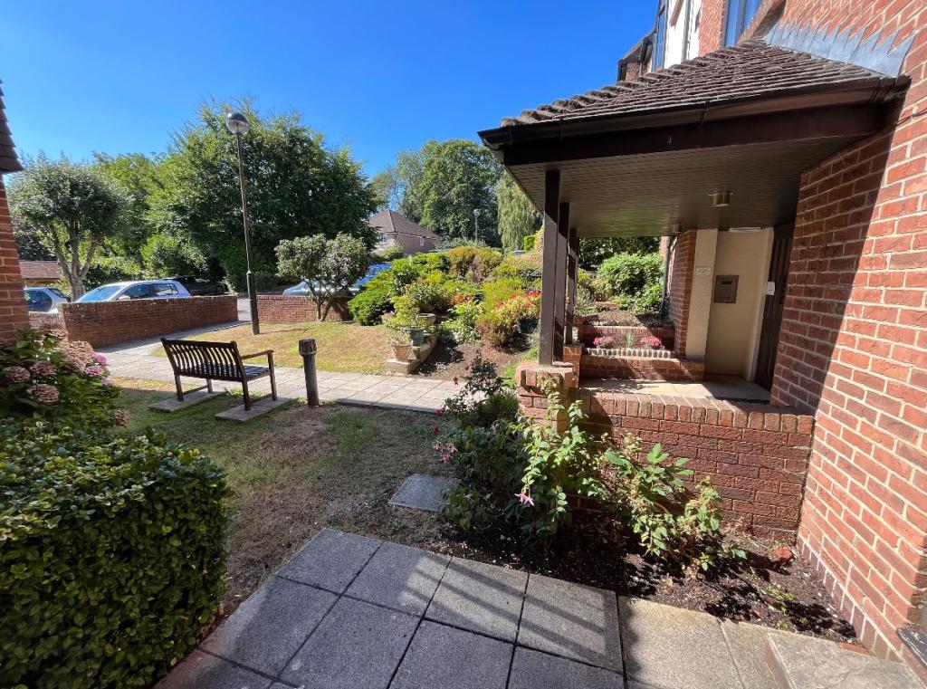 1 bedroom flat for sale in Rosecott, Havant Road, Horndean