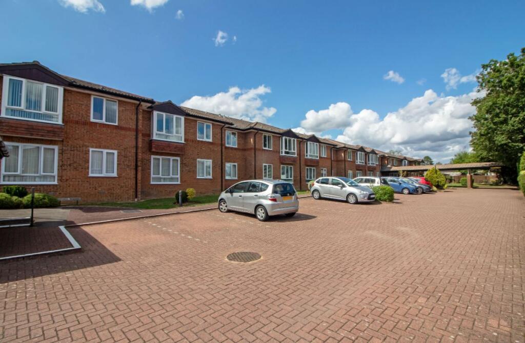 1 bedroom flat for sale in Dene Court, Holman Close, Cowplain, PO8 8HD, PO8