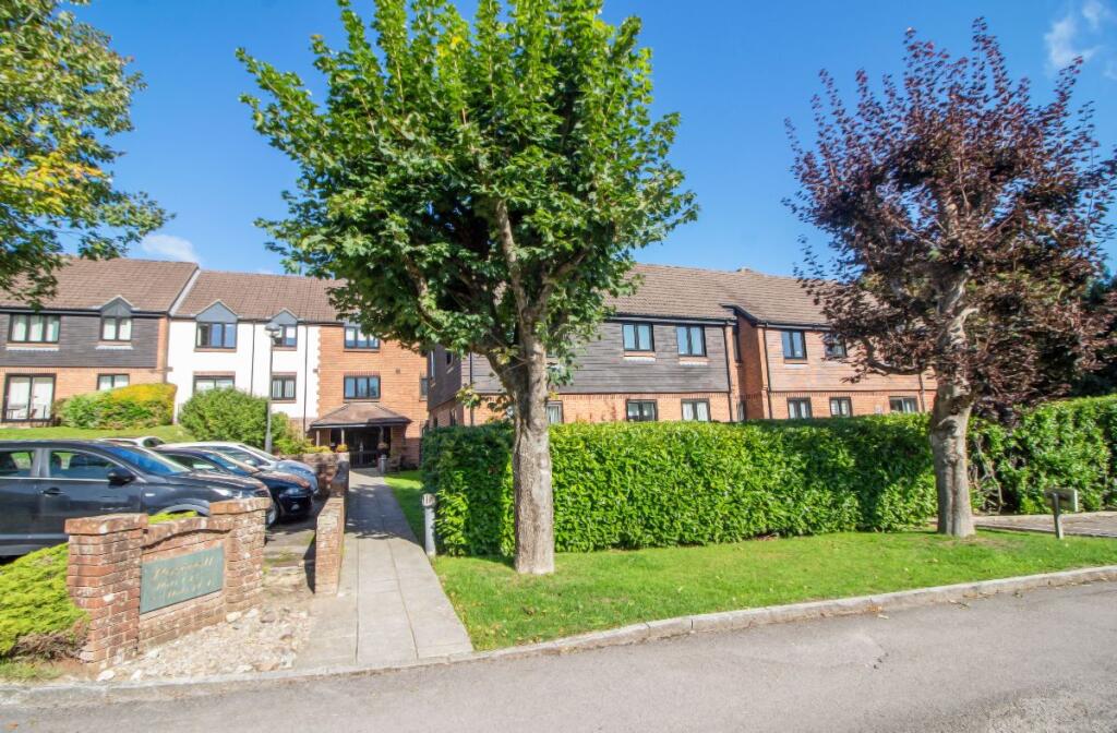 Main image of property: Rosecott, Havant Road, Horndean, Waterlooville, PO8 0XA