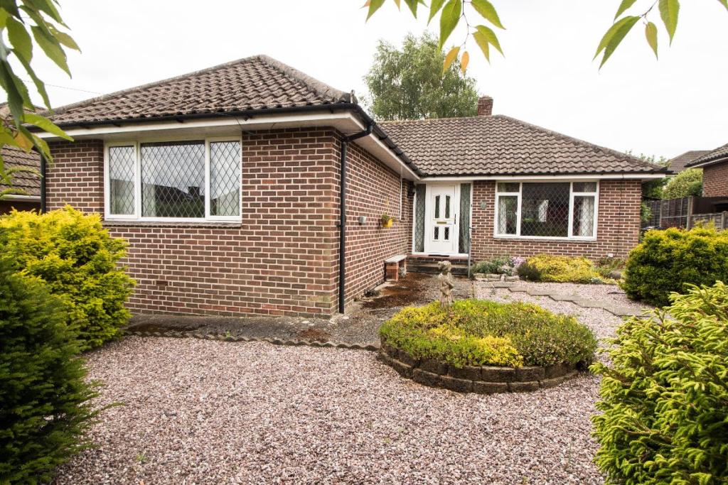 3 bedroom bungalow for sale in Woodcroft Lane, Lovedean, PO8 9QG, PO8