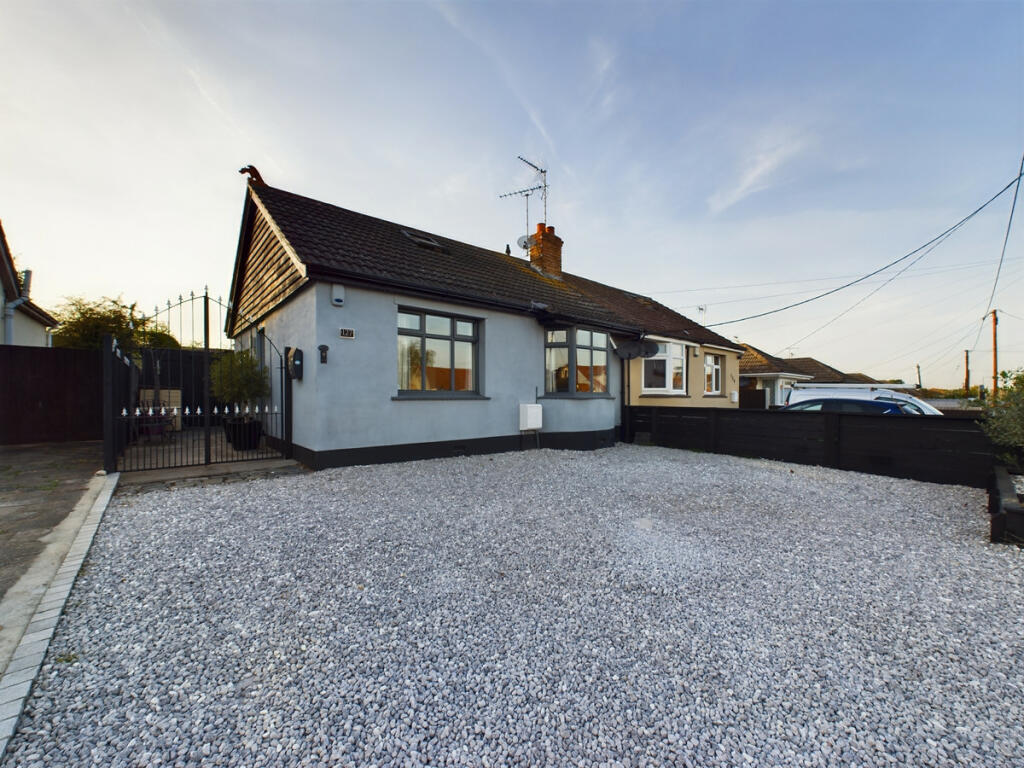 3 bedroom semidetached bungalow for sale in Pound Lane, Bowers Gifford
