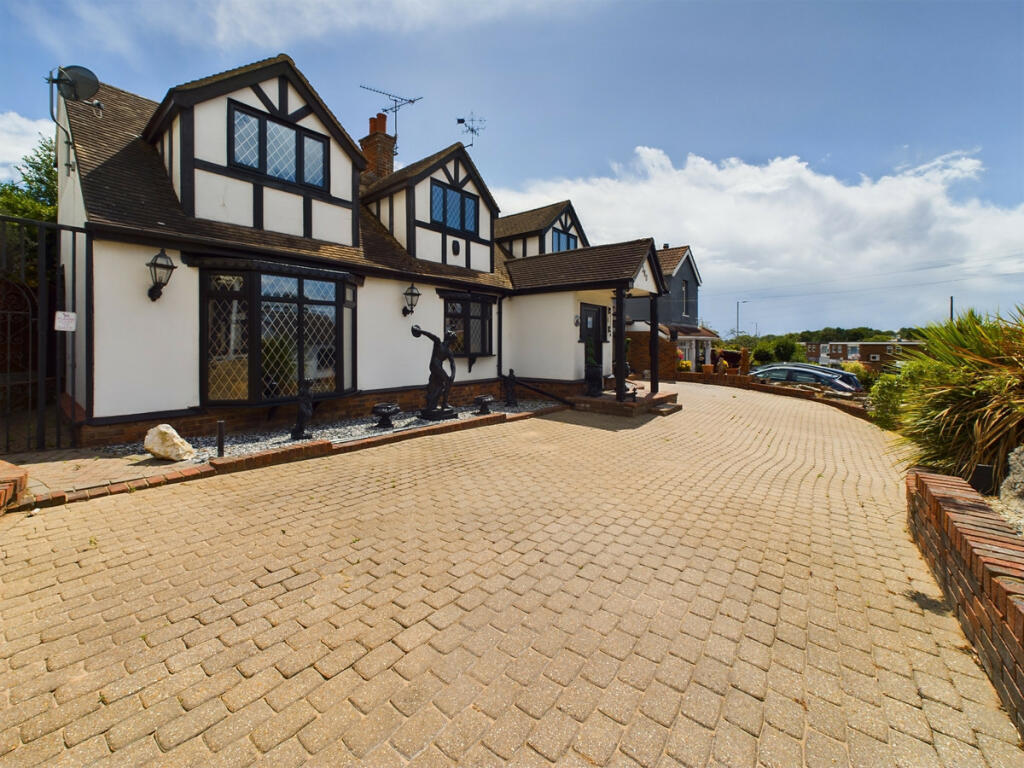 4 bedroom detached house for sale in Rayleigh Road, Benfleet, SS7