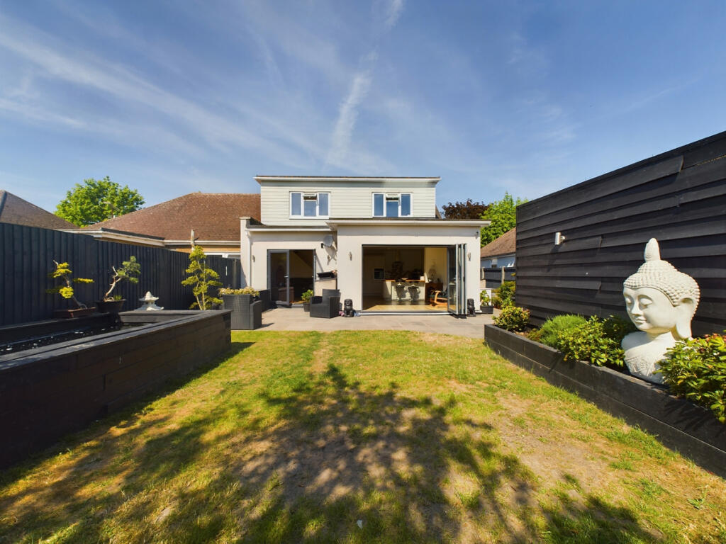 4 bedroom chalet for sale in Southwold Crescent, Benfleet, SS7