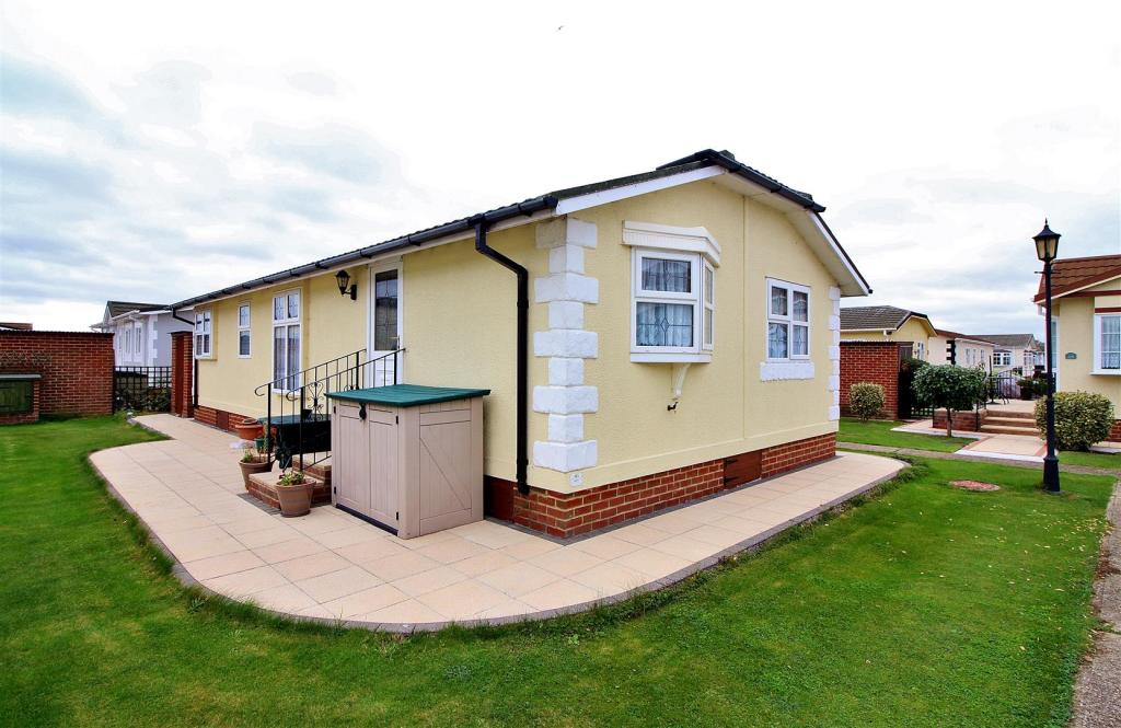 2 bedroom park home for sale in Kings Park Homes, Canvey Island, SS8