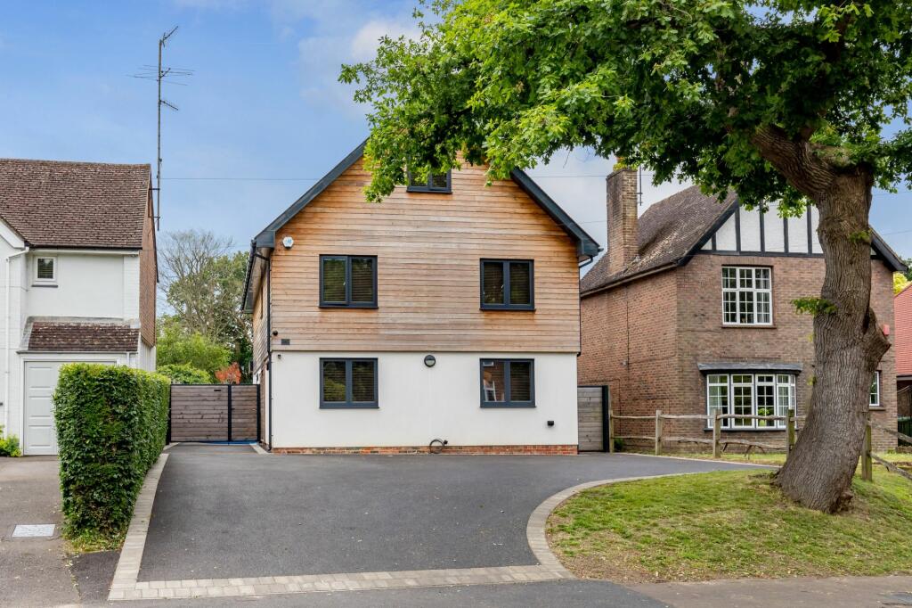 4 bedroom detached house for sale in Warnham Road, Horsham, RH12
