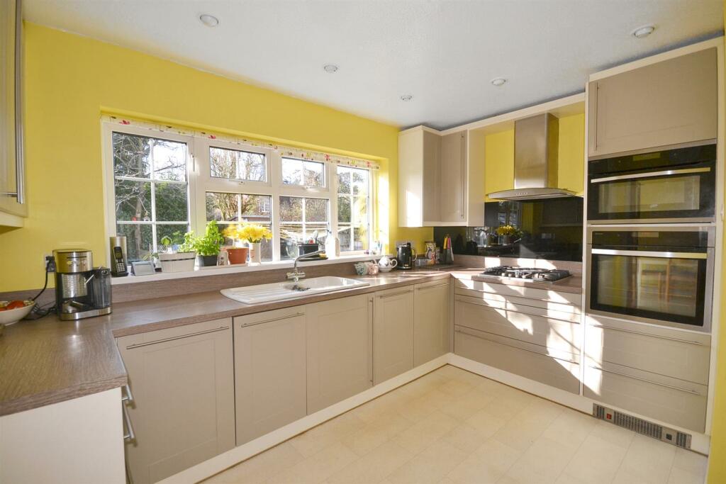 5 bedroom link detached house for sale in Meadow View, Southwell, NG25