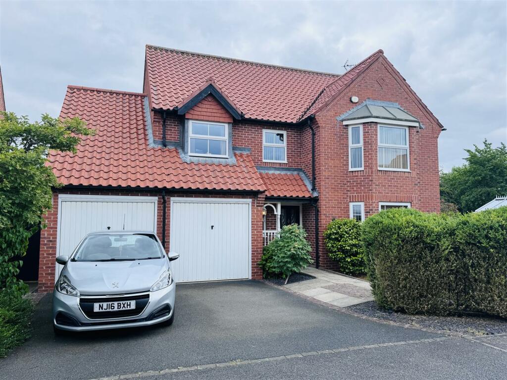 4 bedroom detached house for sale in Archers Field, Southwell, NG25