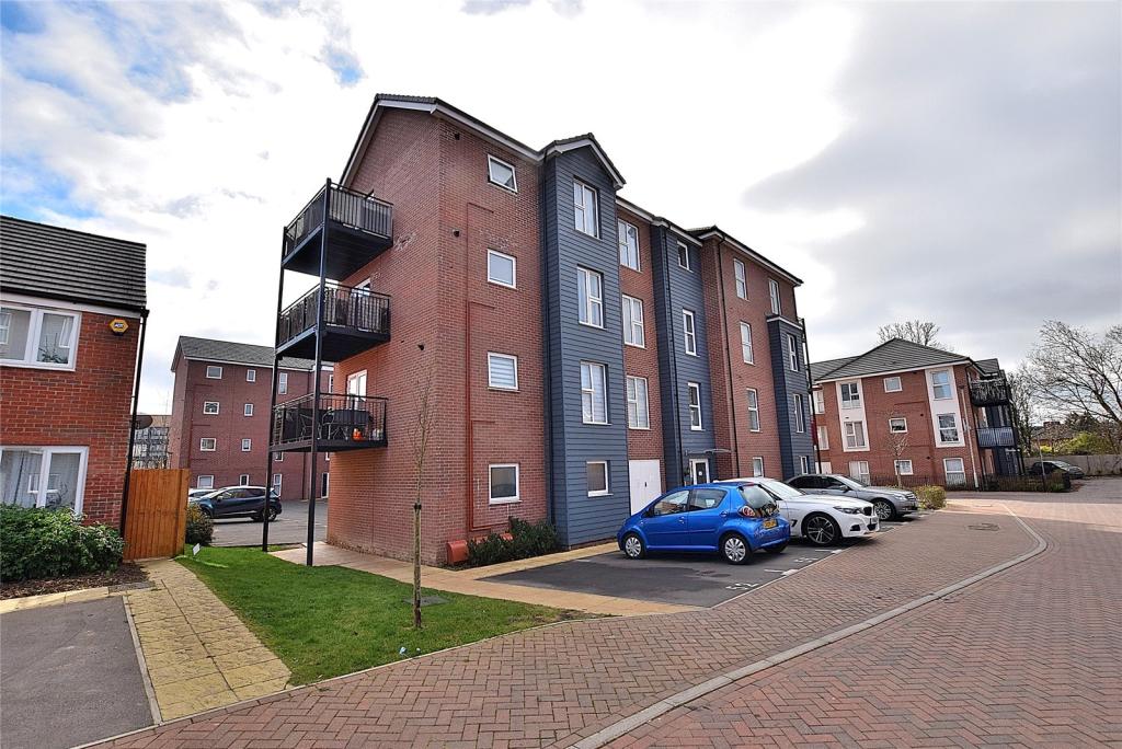 2 bedroom apartment for sale in Bagshawe Way, Dunstable, Bedfordshire, LU5