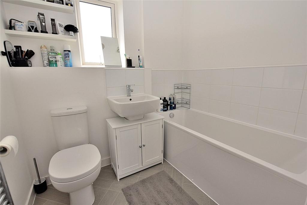 2 bedroom apartment for sale in Bagshawe Way, Dunstable, Bedfordshire, LU5