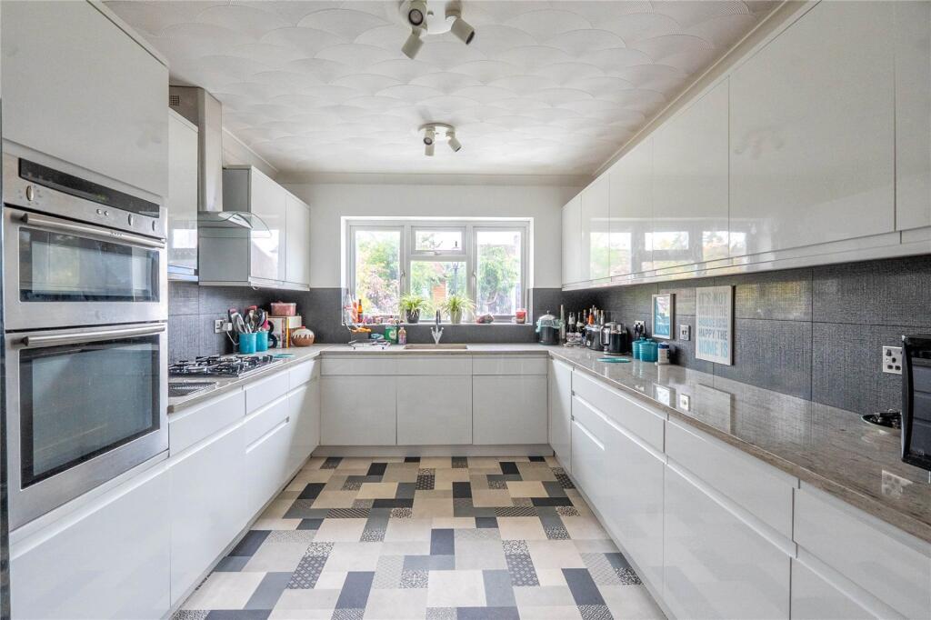 Main image of property: Luton Road, Dunstable, Bedfordshire, LU5