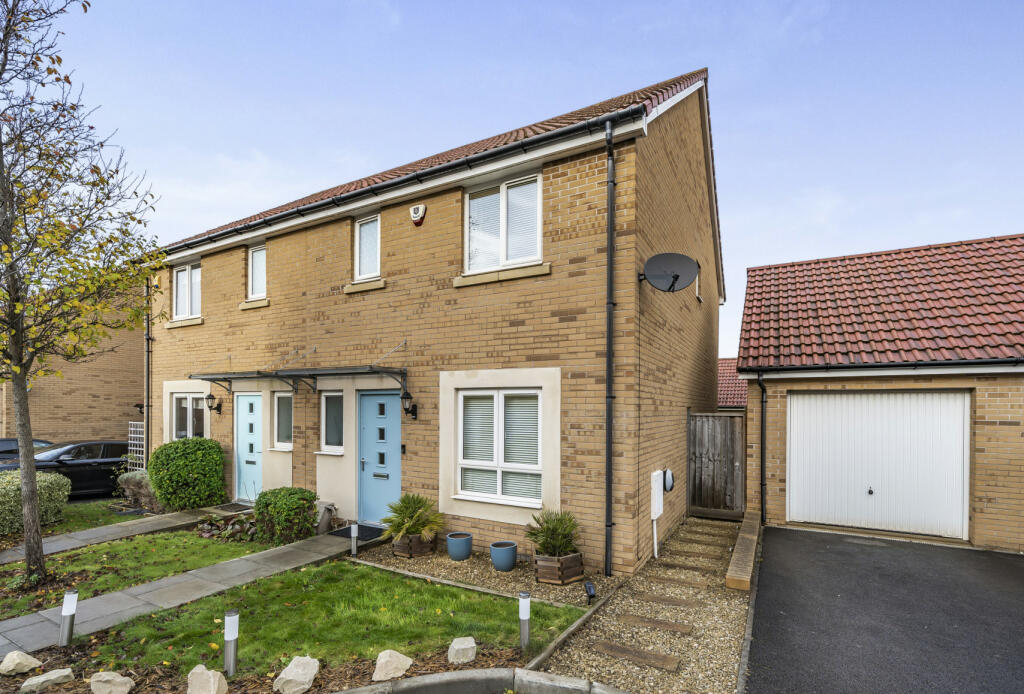 3 bedroom semidetached house for sale in Cowslip Crescent, Emersons