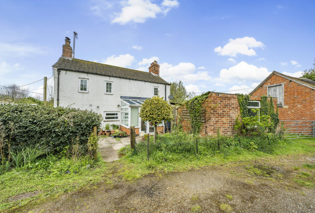 3 bedroom detached house for sale in Evesham Road, Cleeve